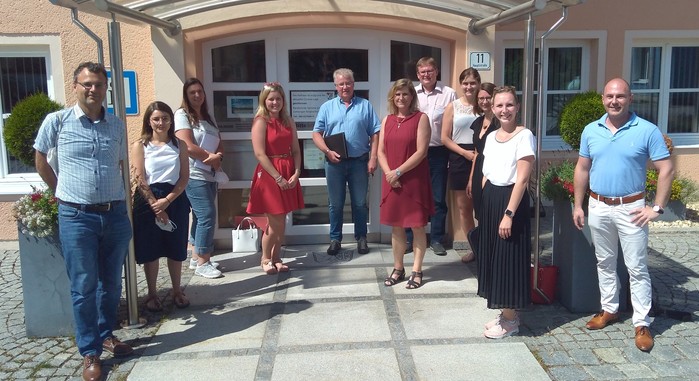 Verwaltungsmitarbeiter aus den Mitgliedskommunen der ILE Klosterwinkel beim Erfahrungsaustausch zum Thema Leerstandsdatenmanagement im Rathaus Haarbach  Bild: ILE Klosterwinkel